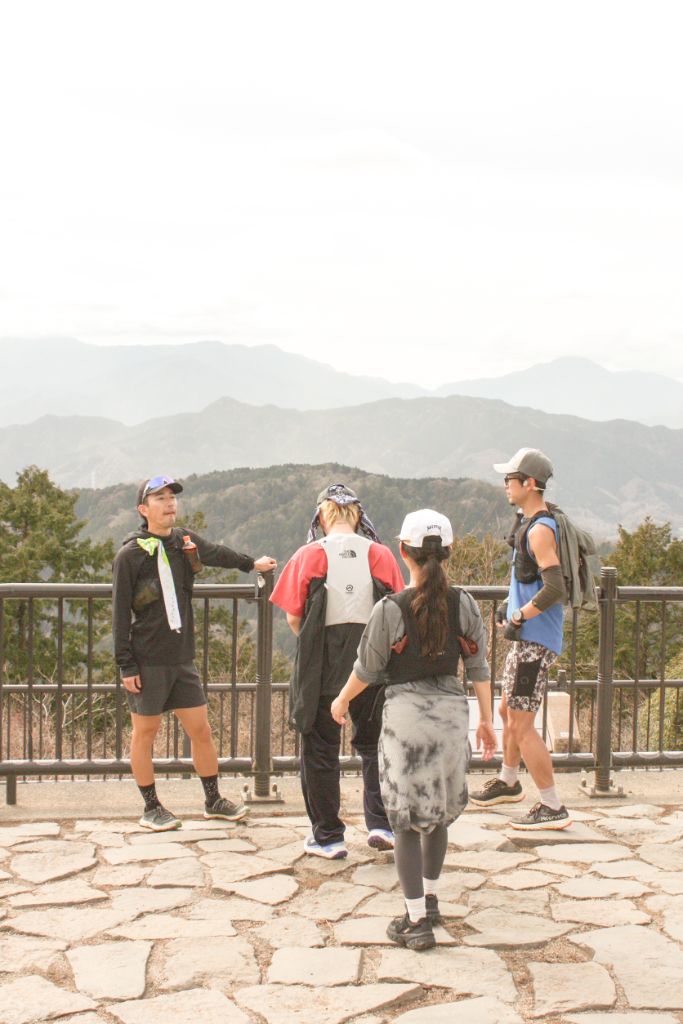 西岡さんが参加者に説明している場面