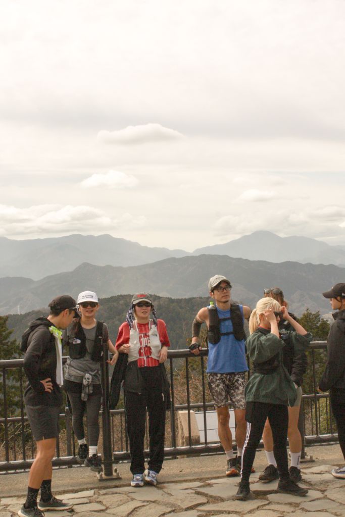山頂展望台でのグループ