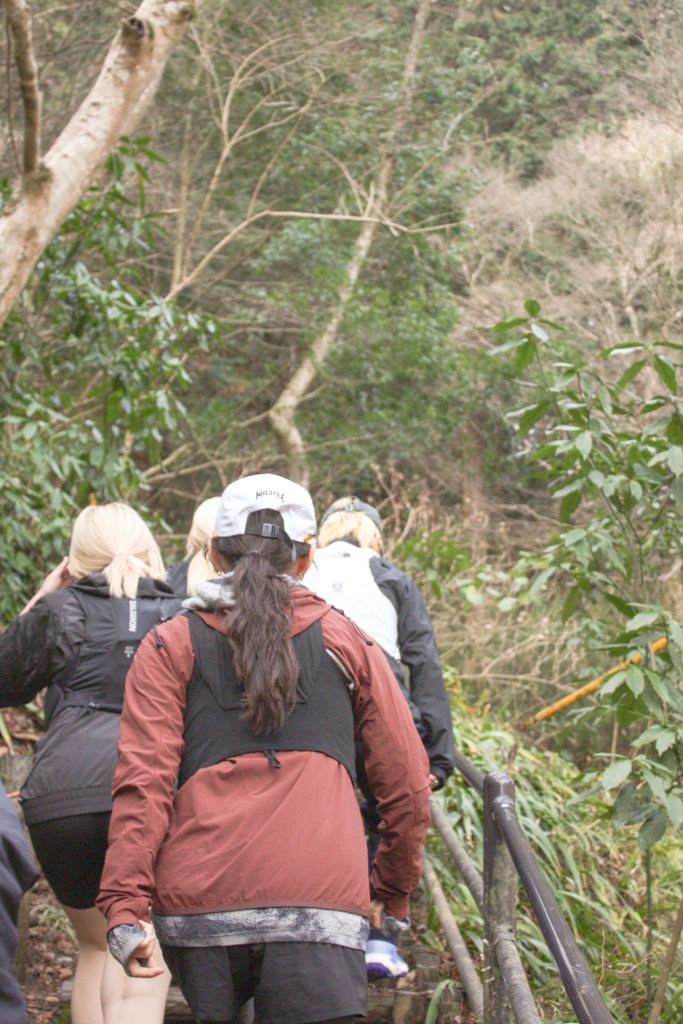 森の中を歩く参加者たち