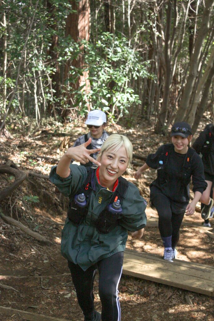 笑顔でトレイルを走る参加者