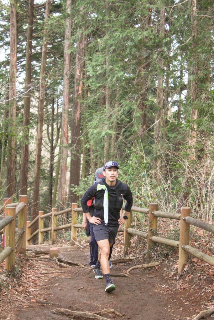 西岡さんが森の中を走る