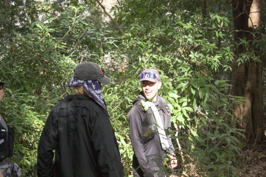 森の中で笑顔の会話